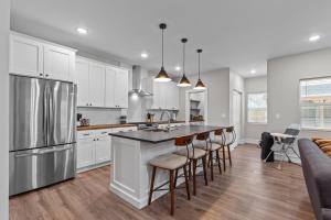 3323 Uptown Elegant Escape