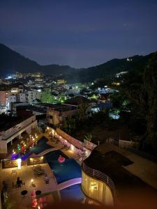 Ocean and Mountainviews, 2 Balconies