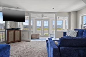 Touch of Grey- Waterfront, Pet Friendly