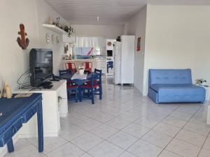 Casa ampla com 3 quartos com ar condicionado a 50mts da praia