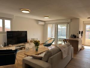 Port Frejus, 150 m de la plage, tres rare a la loc