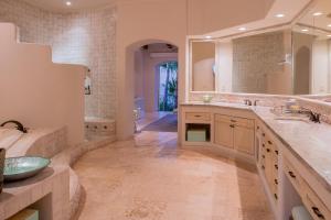 Beautiful 3 Bd Villa with Staff and Steps from the Beach in Del Mar Palmilla