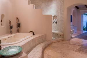 Beautiful 3 Bd Villa with Staff and Steps from the Beach in Del Mar Palmilla