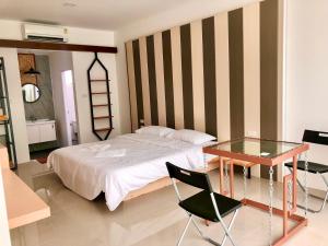 Pai Casita walking street