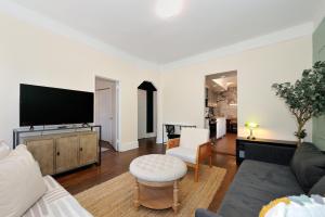 5 Bedroom 2 Bath Full Floor Midtown