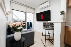 Seaside Serenity - Chic Santa Monica Studio