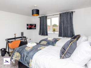 Greenwood by Alt-Stay - 4 Bed 2 Bath Home - Parking, WiFi & Smart TV InBedrooms - Contractors & Relocations - Weekly & Monthly Rates