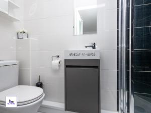 Greenwood by Alt-Stay - 4 Bed 2 Bath Home - Parking, WiFi & Smart TV InBedrooms - Contractors & Relocations - Weekly & Monthly Rates