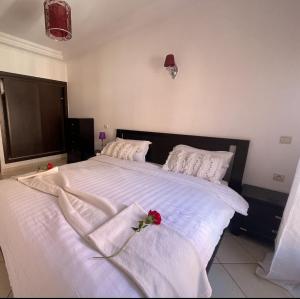 Magnifique Appartement spacieux confort propre familial 2 chambres salon et salle a manger a 20mn a pied de place jemaa el fina 4 piscines dans espace de Golf a 12 mn en voitures l entree est gratuit pour la clientele ouvert entre 10h et 20h