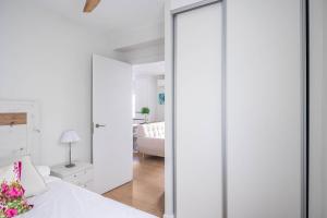 Bright Apartment Near Sevilles Historic Center