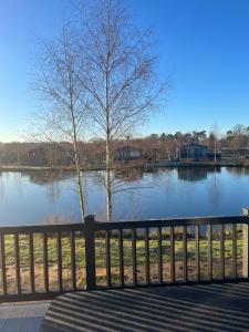 Kingfisher Lodge - Lakeside Lodge With Hot Tub