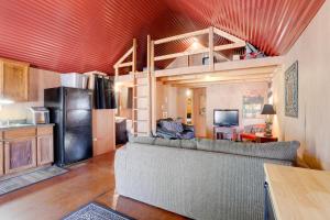 3 Mi to Greers Ferry Lake Peaceful Cabin with Deck!