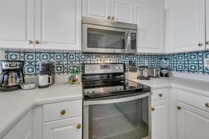 Pelican Isle 215 The Emerald Spritz