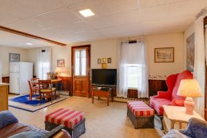 On 12-Acre Lot: Lawrenceville Apt w Lake View