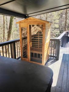 Escape to Sugar Chalet: The Rustic Modern Retreat