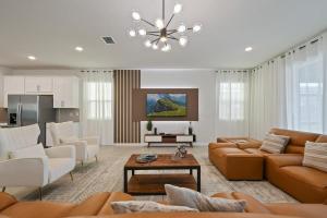 8950CBD Amazing 9BR Lakeview Villa in Solara