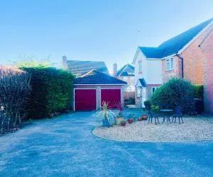 Large deluxe detached House with FREE private parking - March