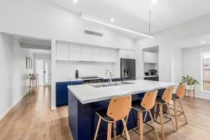 Modern Chic - Indented Head