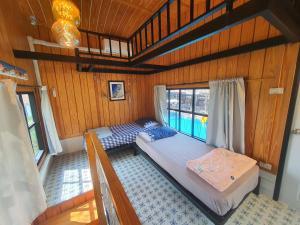 บ้านนกฮูกอิงไม้ ริมเล