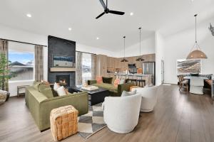 Brand NEW 5 Bedroom House in Eden at the base of Powder Mtn and Wolf Creek Golf Course - 4hvězdičkové hotely ve městě Eden