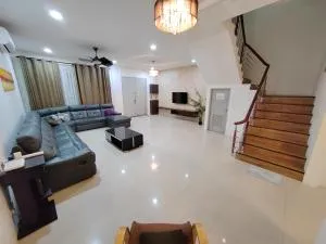 Triple Z Homestay Kuching - LANDED 14 PAX - Bau