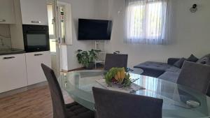 Apartments by the sea Sutivan, Brac - 23920