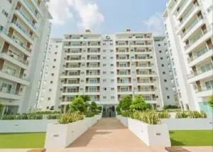 Chic 1BR Apt with Pool, High-speed Internet at The Gallery, 10 mins from Airport, 5mins from Major Restaurants and Malls - Bawaleshi