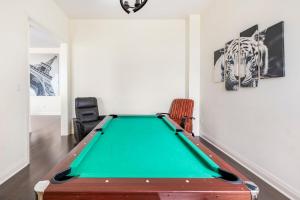 Grand Waterfront Retreat under 1hr from Toronto