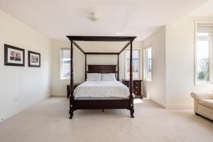 Grand Waterfront Retreat under 1hr from Toronto