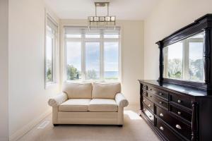 Grand Waterfront Retreat under 1hr from Toronto