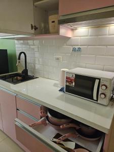 Pet friendly Condo in Timog with Balcony City view