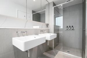 Stylish 3BR with Bay Views, WiFi, Gym and Pool