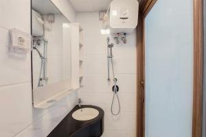 Comfy Studio at Sky House BSD Apartment By Travelio