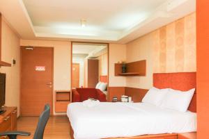 Cozy Stay Studio Apartment (No Kitchen) at Metropark Condominium Jababeka By Travelio
