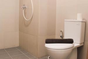 Cozy Studio at Gateway Park LRT City Jatibening Apartment By Travelio