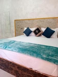 Varanasi travels and lodge