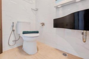 Strategic and Elegant Studio Apartment at Sky House BSD By Travelio