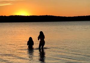 Maisons de vacances Bungalow Confort Gastes Jacuzzi : photos des chambres