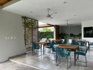 Beautiful house with bedroom downstairs in private Acacia