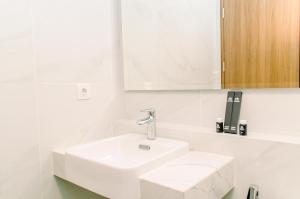 Nice and Comfort 1BR at The Smith Alam Sutera Apartment By Travelio