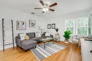 Cozy Cute Bungalow Steps from Swan Lake Morton - Providence