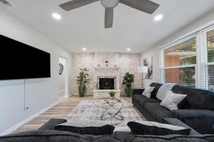 Wood Circle House - Dog Friendly with Fenced in Backyard