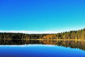 Kelorinne ladun ja järven läheisyydessä