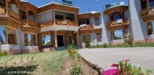 Mandalchan hotel - She