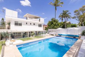 Cloud Nine, 18 Wynne Cres - heated pool, waterviews, beach