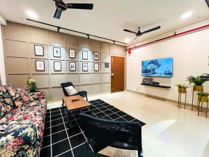 Skyline Large modern 3BHK APT with balcony
