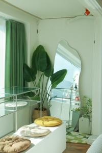 Sans stay, Free Wine, Projector, 3min Station