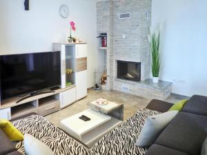 Holiday Home Maslenica with Pool near Beach