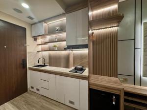 Apartement Trans Park Cibubur By Raya Property with Pool View & Netflix