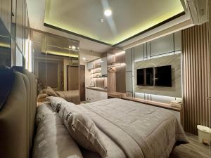 Apartement Trans Park Cibubur By Raya Property with Pool View & Netflix